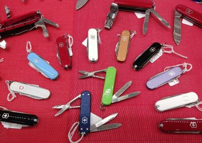 Nombreux couteaux: Laguiole, Notron, Claude Douzorme, victorinox…